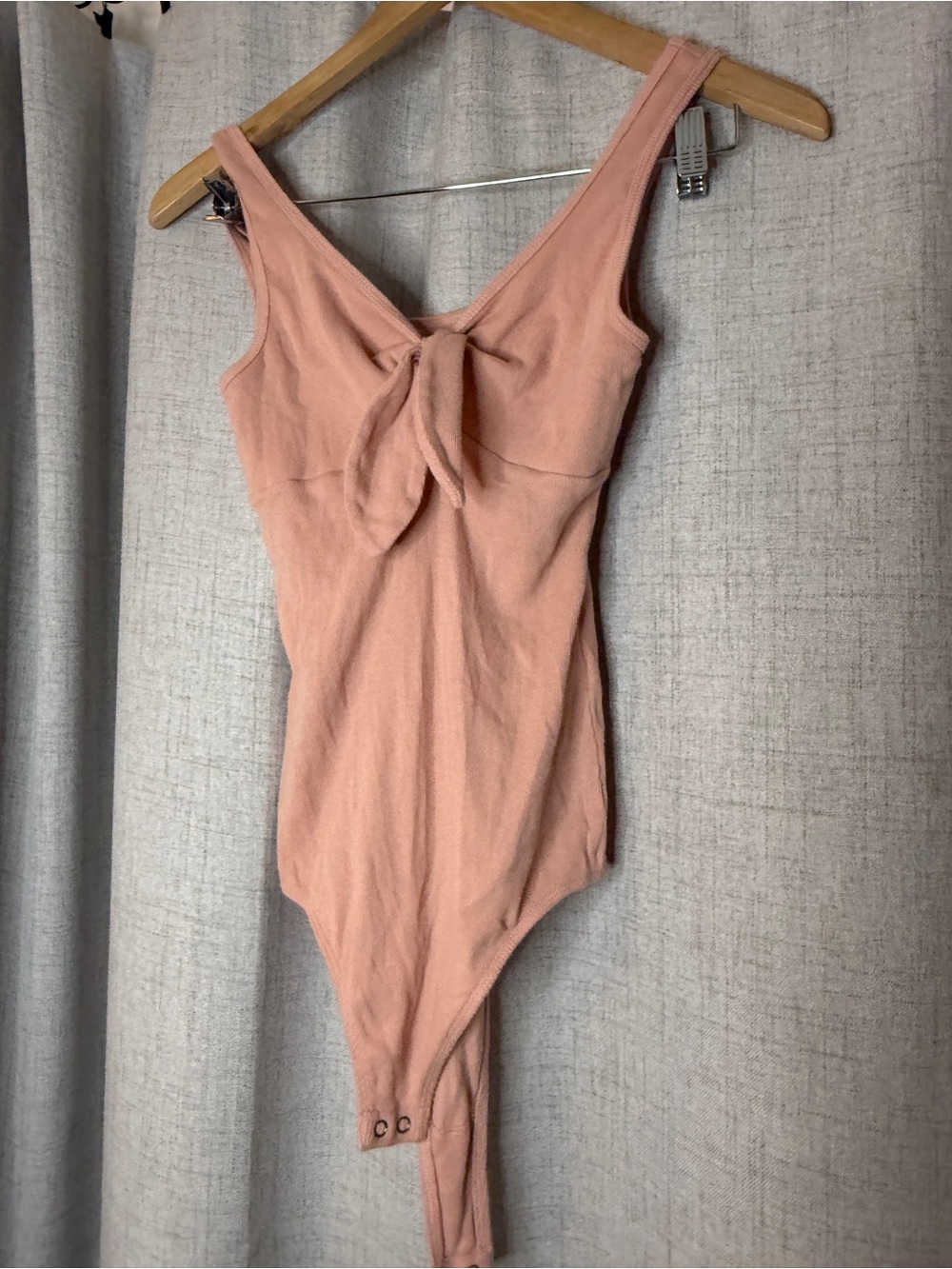 Hollister Peach Tie-Front Sleeveless Bodysuit